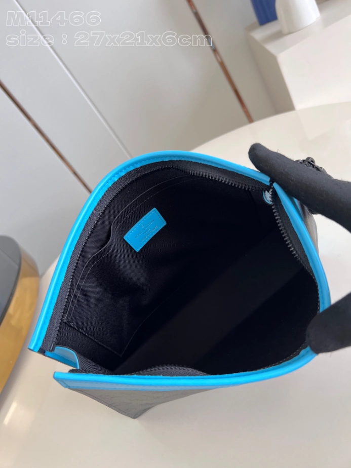 POCHETTE VOYAGE MM TURQUOISE MONOGRAM ECLIPSE REVERSE M11466 - LW393 DISCOVERY BACKPACK PM SKY BLUE MONOGRAM CANVAS