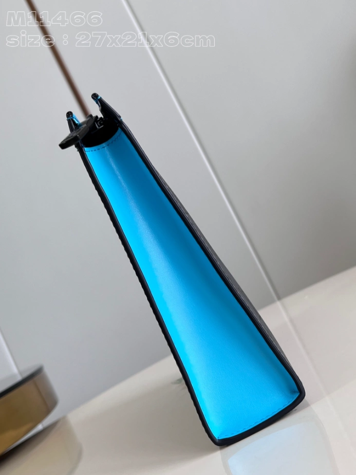 POCHETTE VOYAGE MM TURQUOISE MONOGRAM ECLIPSE REVERSE M11466 - LW393 DISCOVERY BACKPACK PM SKY BLUE MONOGRAM CANVAS