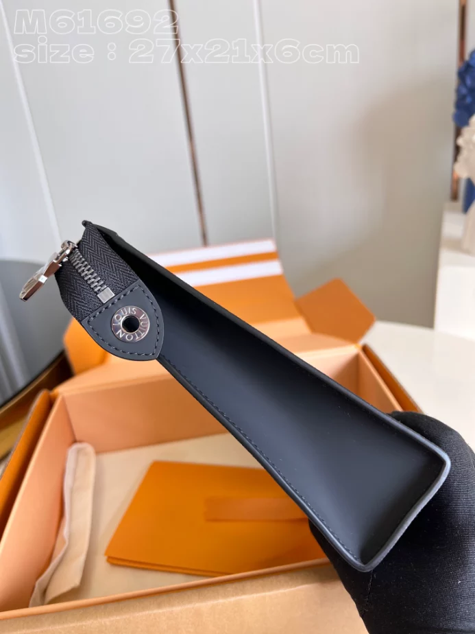 POCHETTE VOYAGE MONOGRAM ECLIPSE M61692 - LW411 DISCOVERY BACKPACK PM SKY BLUE MONOGRAM CANVAS