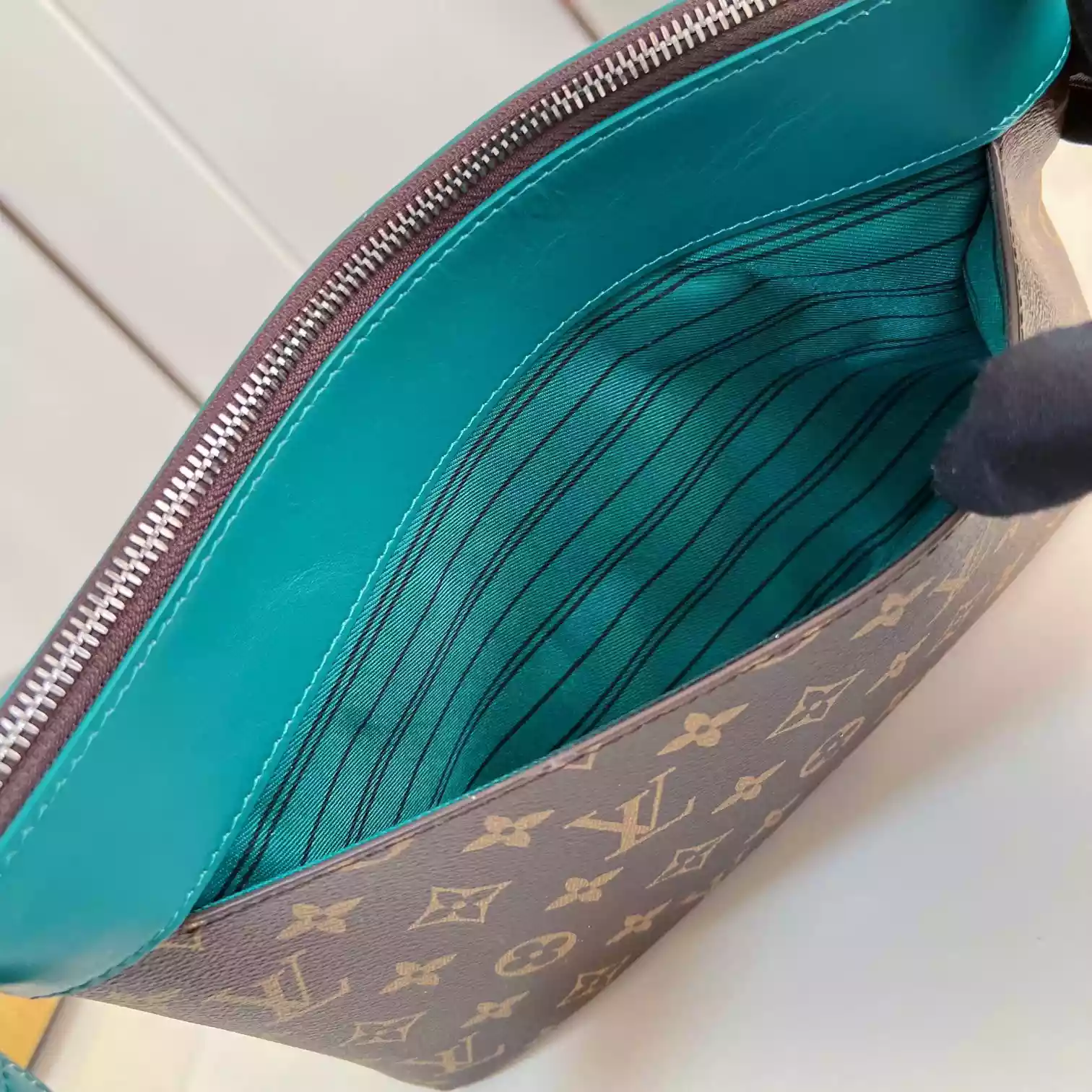 POCHETTE VOYAGE SOUPLE BORNEO GREEN M13199 - LW403 DISCOVERY BACKPACK PM SKY BLUE MONOGRAM CANVAS