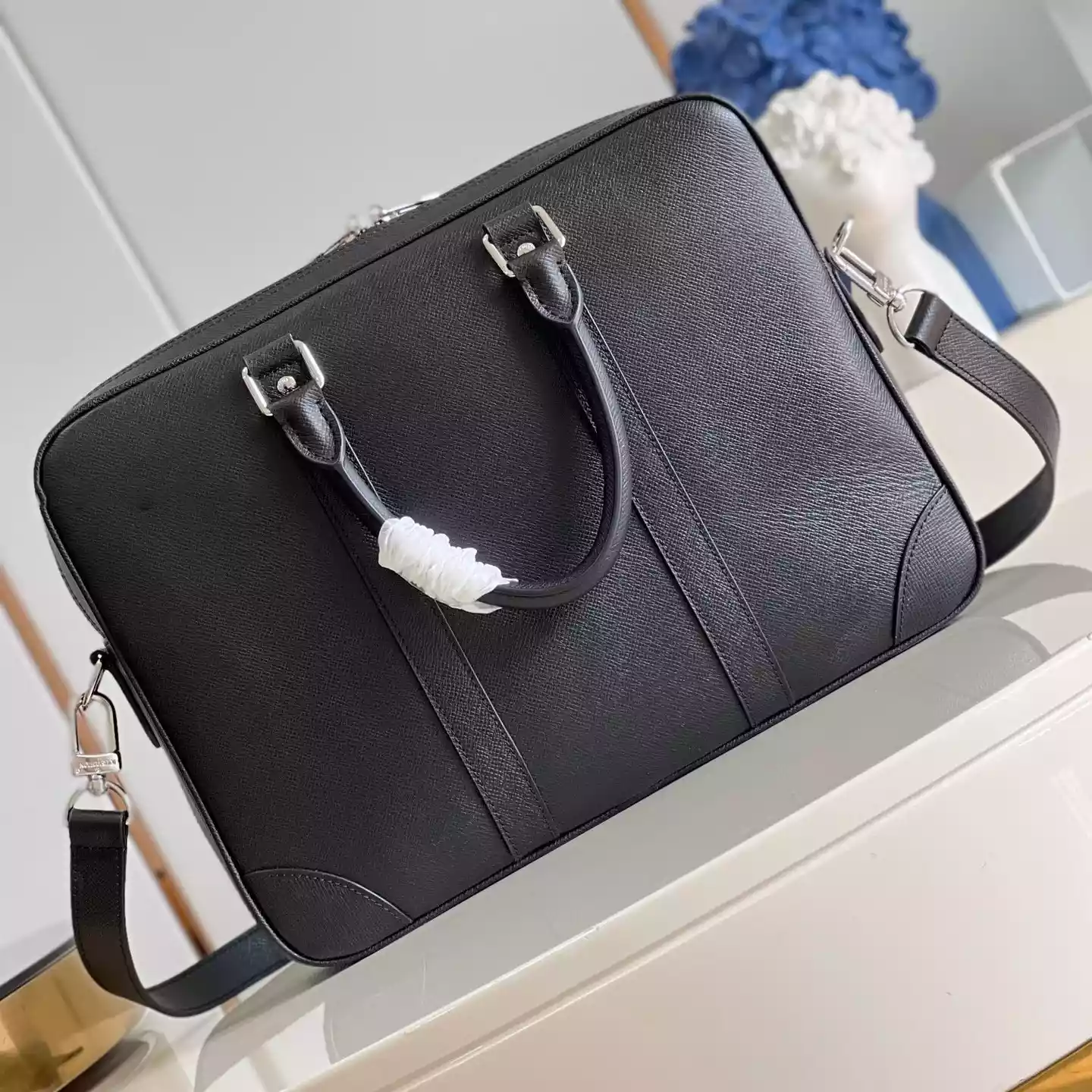 PORTE-DOCUMENTS VOYAGE PM BRIEFCASE TAIGA LEATHER M30925 - LW329 DISCOVERY BACKPACK PM SKY BLUE MONOGRAM CANVAS