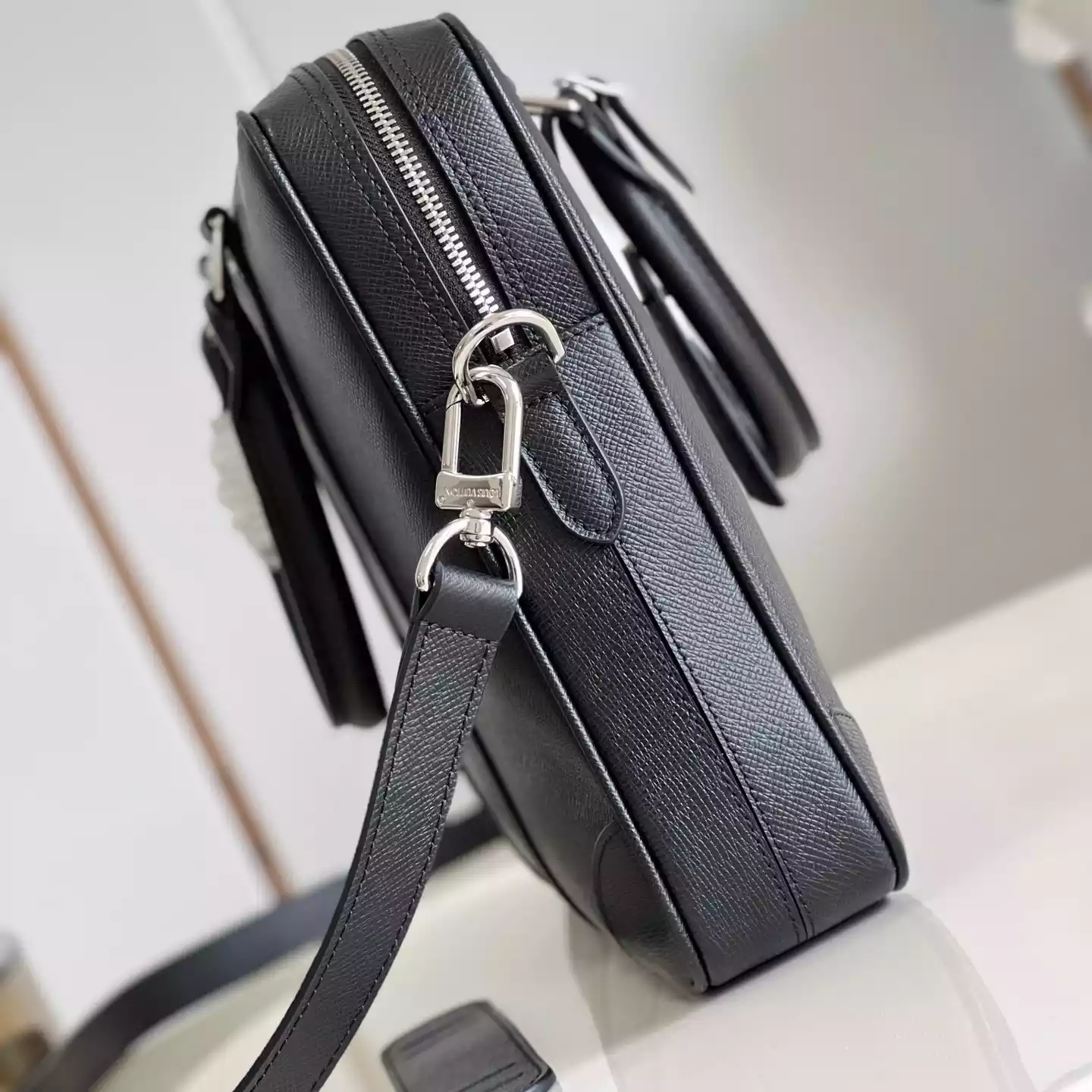 PORTE-DOCUMENTS VOYAGE PM BRIEFCASE TAIGA LEATHER M30925 - LW329 DISCOVERY BACKPACK PM SKY BLUE MONOGRAM CANVAS