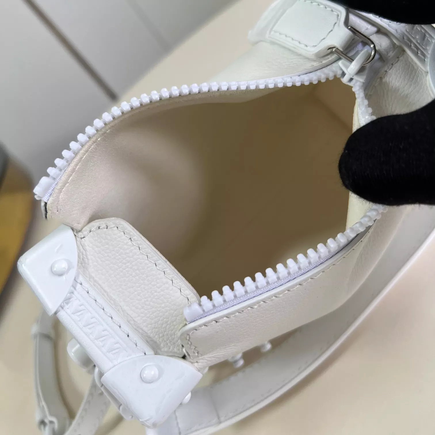 SIDE TRUNK PM BAG OPTICAL WHITE COWHIDE LEATHER M24304 - LW425 DISCOVERY BACKPACK PM SKY BLUE MONOGRAM CANVAS