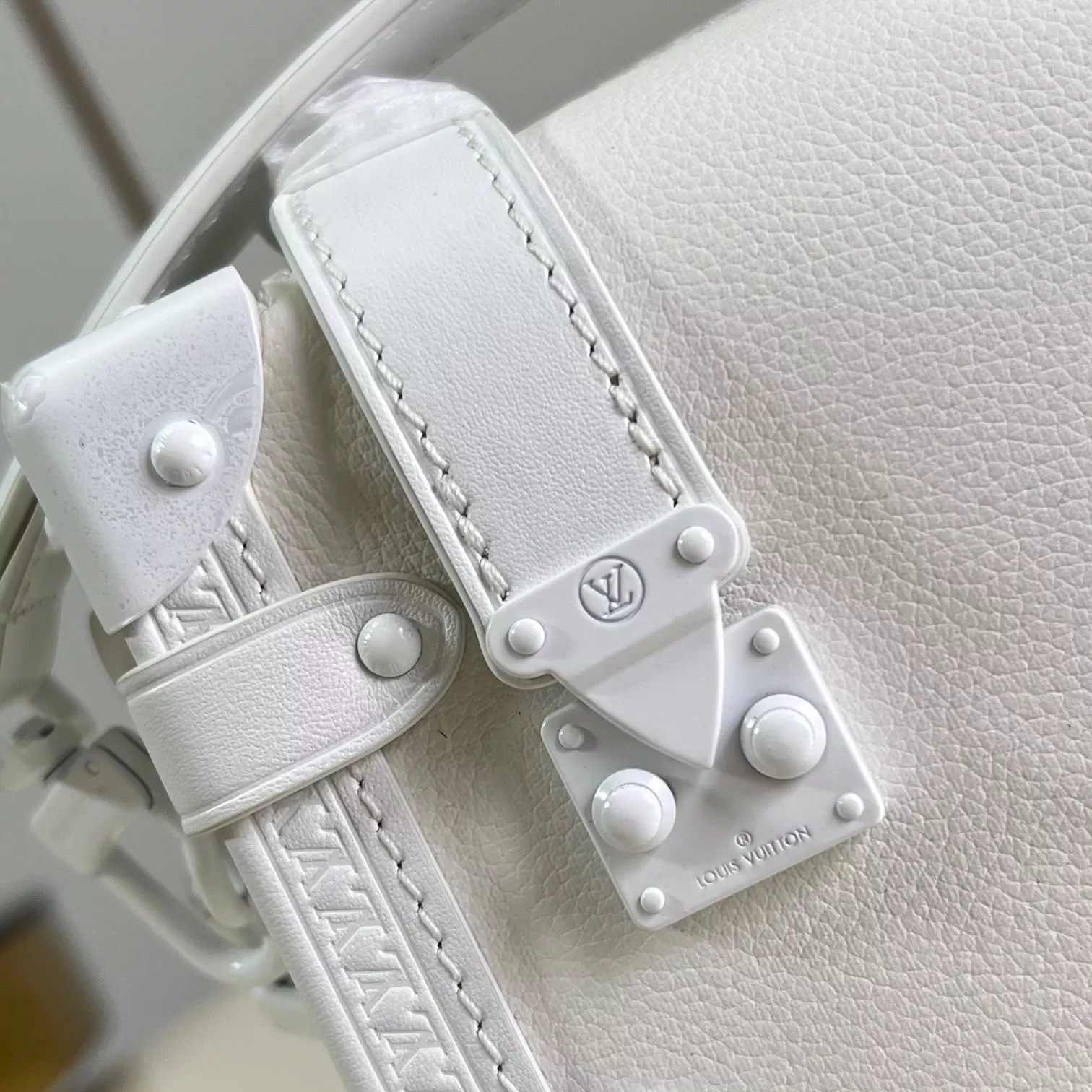 SIDE TRUNK PM BAG OPTICAL WHITE COWHIDE LEATHER M24304 - LW425 DISCOVERY BACKPACK PM SKY BLUE MONOGRAM CANVAS