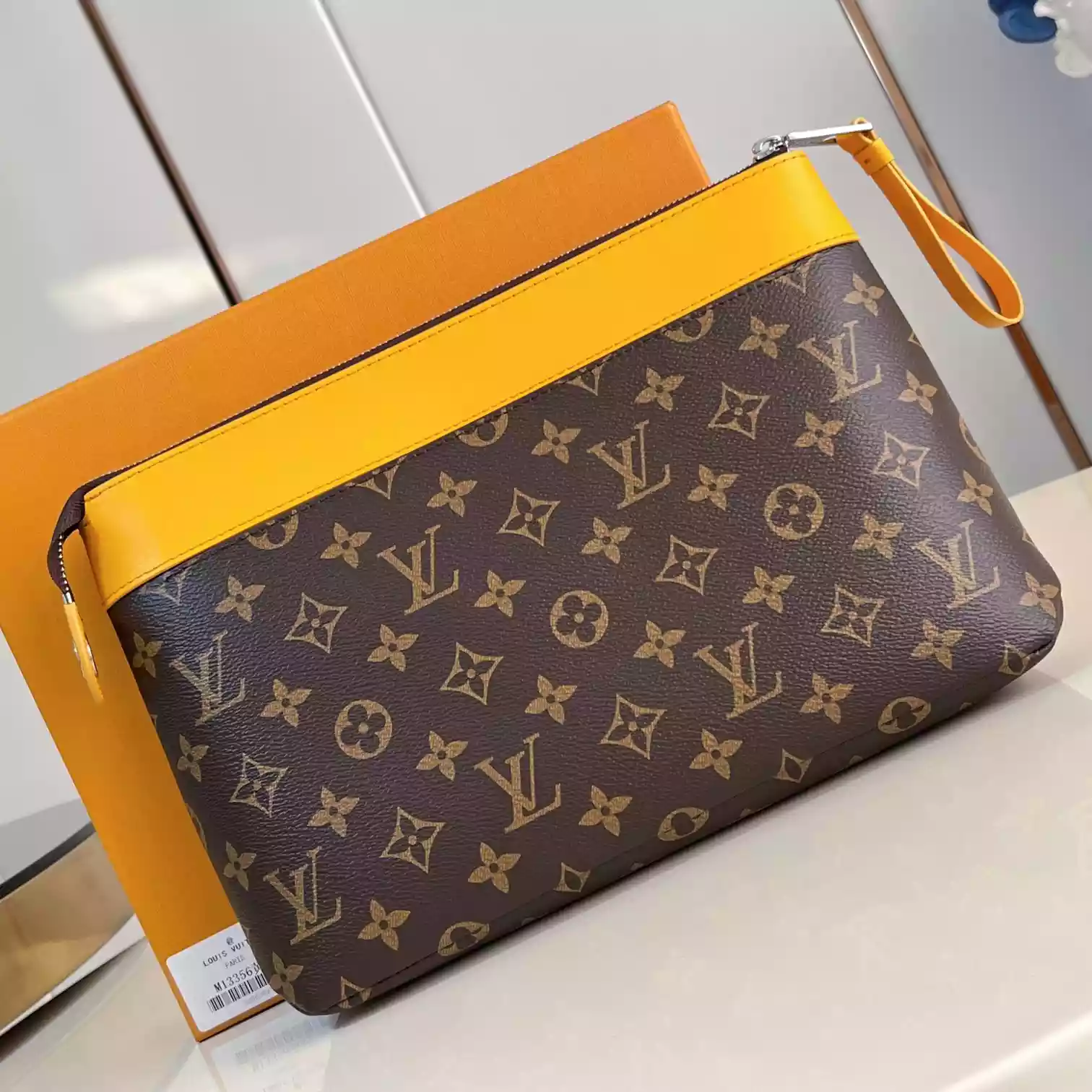 POCHETTE VOYAGE SOUPLE SAFRAN YELLOW M13198 - LW404 DISCOVERY BACKPACK PM SKY BLUE MONOGRAM CANVAS