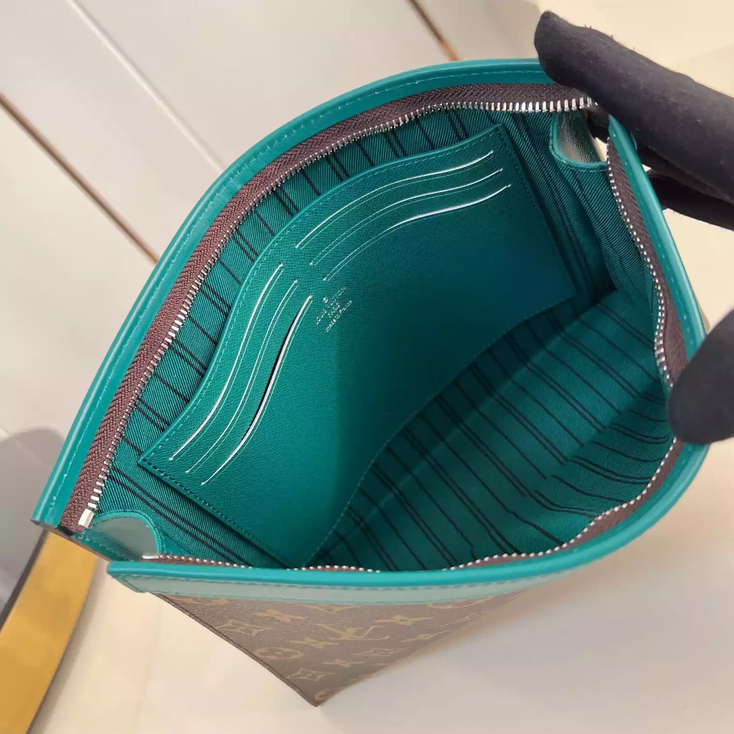 POCHETTE VOYAGE MM BORNEO GREEN M12816 - LW401 DISCOVERY BACKPACK PM SKY BLUE MONOGRAM CANVAS