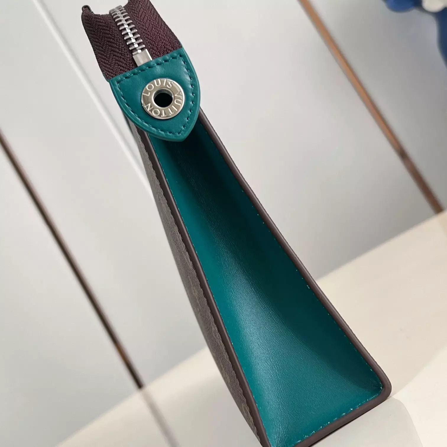 POCHETTE VOYAGE MM BORNEO GREEN M12816 - LW401 DISCOVERY BACKPACK PM SKY BLUE MONOGRAM CANVAS