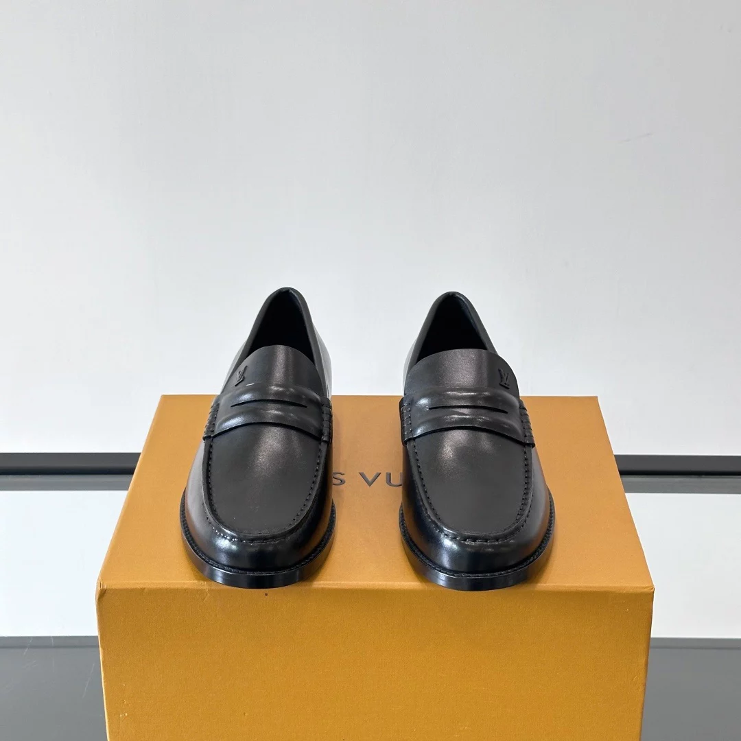 LEATHER LOAFERS IN BLACK - VL054