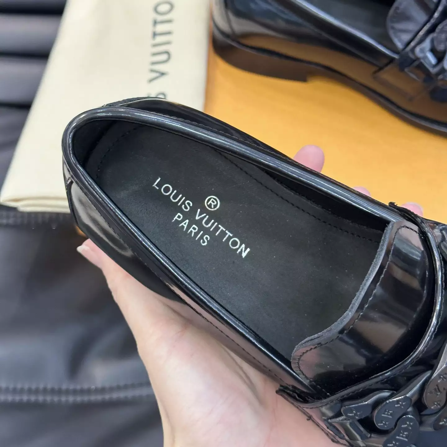 LEATHER LOAFERS IN BLACK - VL065