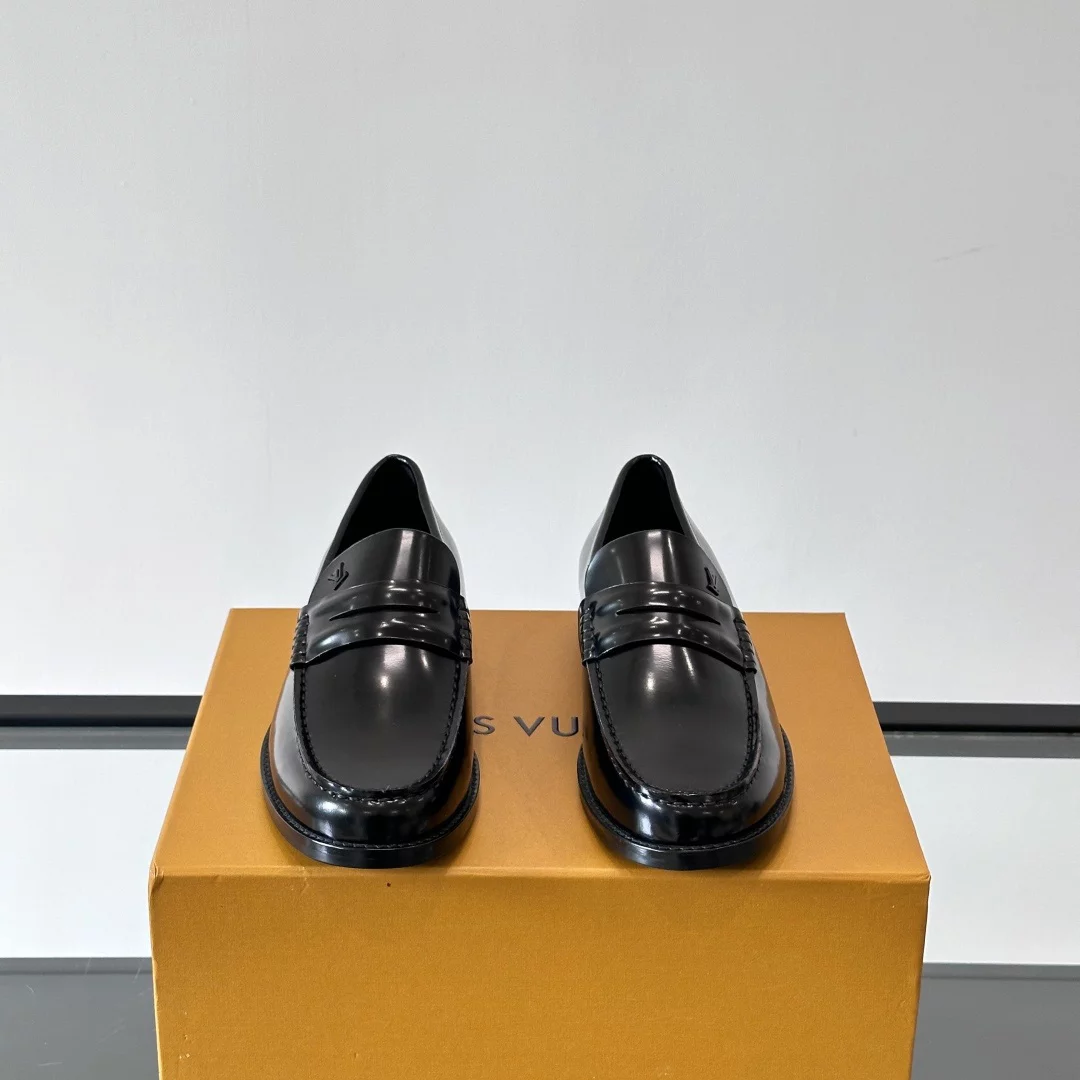PATENT LEATHER LOAFERS IN BLACK - VL055