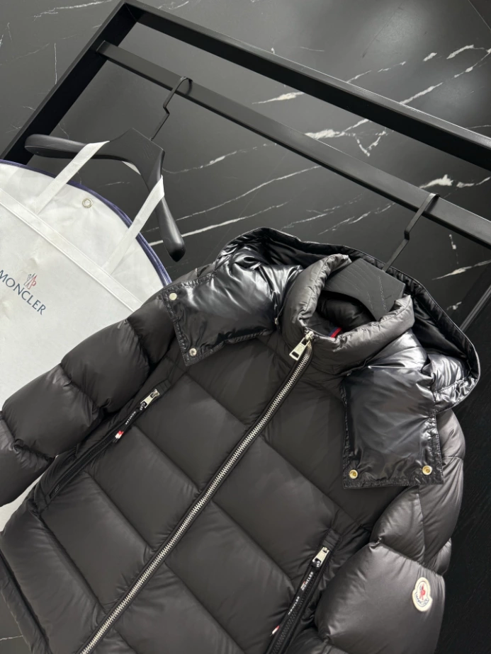 MONCLER Short Down Black Coat - MC147