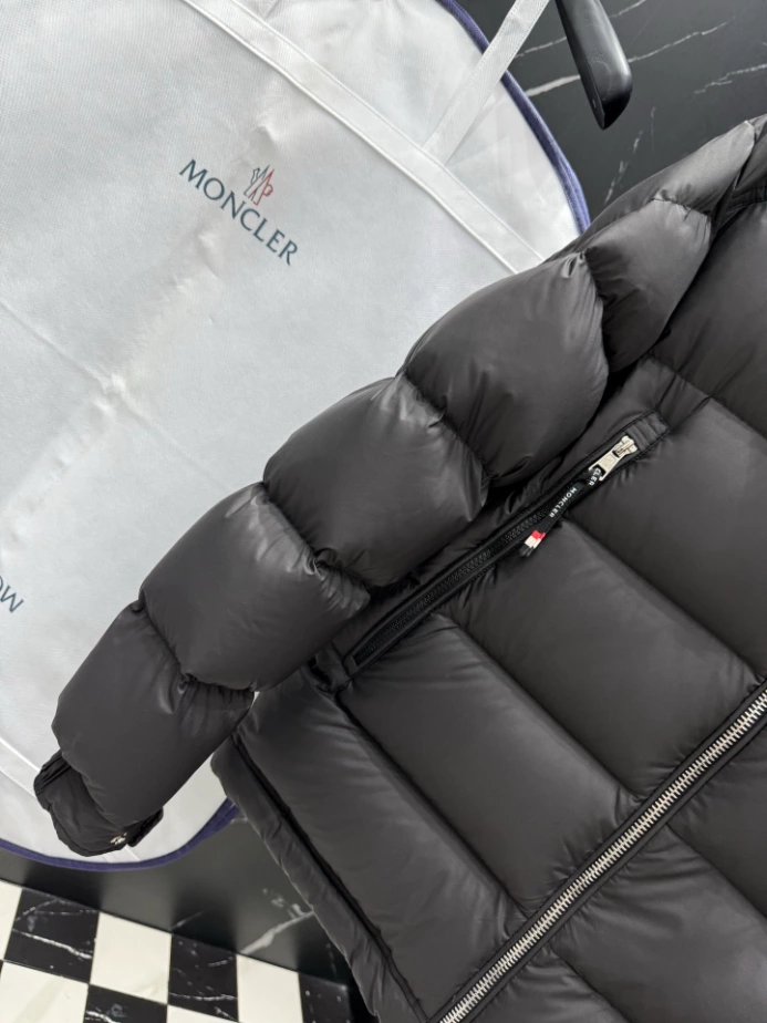 MONCLER Short Down Black Coat - MC147